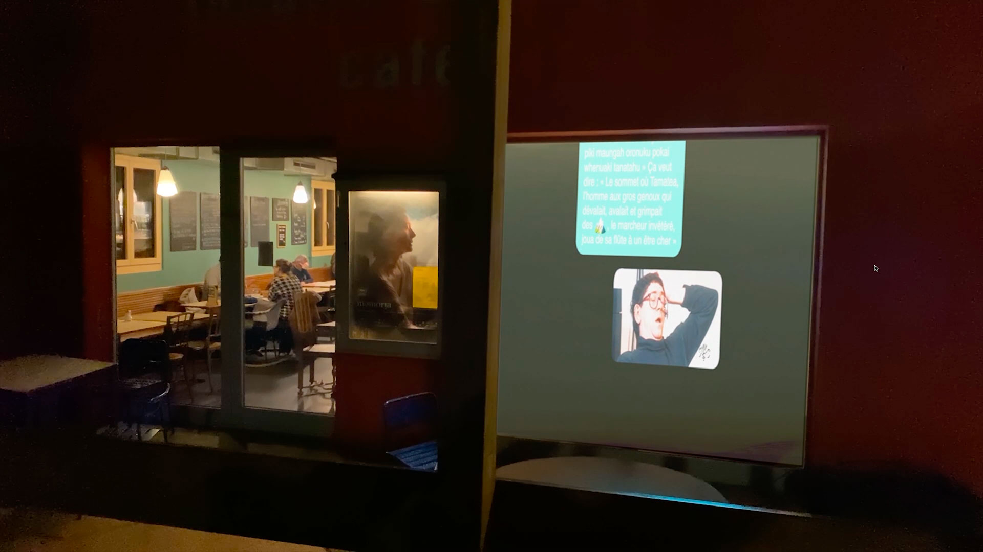 La vitrine animée d'un café le soir à La Chaux-de-fonds.